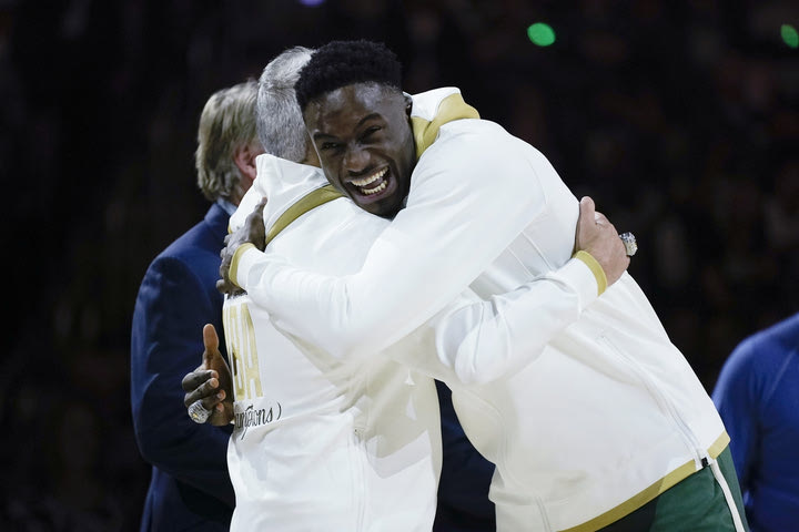 Θανάσης Αντετοκούνμπο: Πανηγύρισε έξαλλα όταν παρέλαβε το δαχτυλίδι του πρωταθλητή του ΝΒΑ