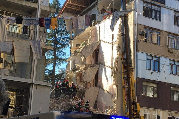 Γεωργία – Ελλάδα: Κατέρρευσε πολυκατοικία κοντά στο ξενοδοχείο της Εθνικής στο Μπατούμι