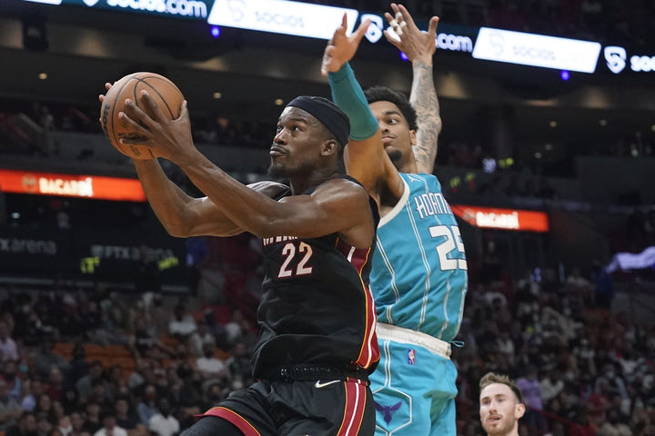 Τα αποτελέσματα της βραδιάς του NBA: Με σούπερ Μπάτλερ, Αντεμπάγιο και Χίρο οι Χιτ, με το ζόρι οι Ράπτορς, νίκη για Κινγκς