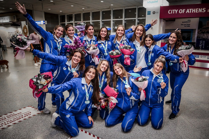 Η Εθνική Πόλο Νέων Γυναικών αποθεώθηκε κατά την άφιξη της στην Ελλάδα με το ασημένιο μετάλλιο