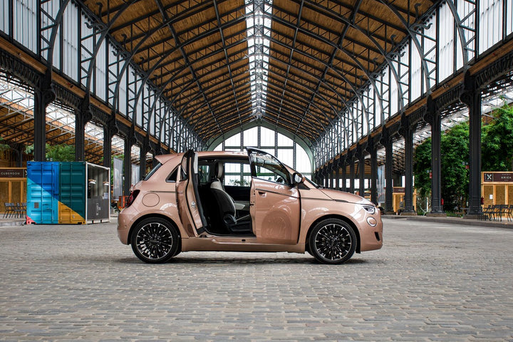 Το Fiat 500 που έχει 3+1 πόρτες και μπαίνει στην πρίζα