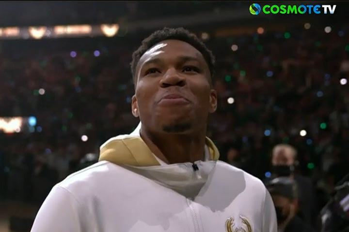 Μπακς: Η χαρά του Γιάννη Αντετοκούνμπο όταν αποκαλύφθηκε το λάβαρο του πρωταθλητή