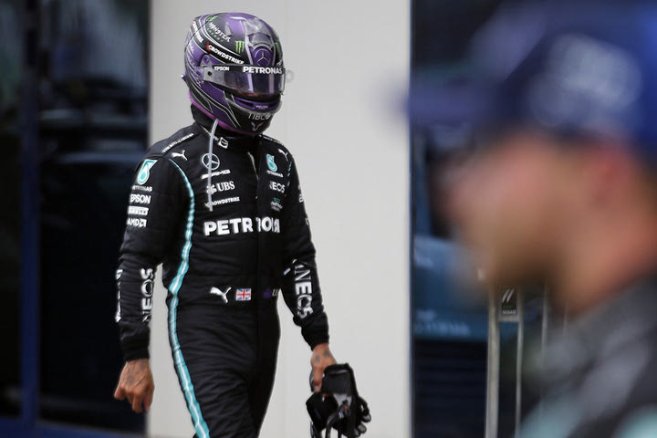 Formula 1: Ο Χάμιλτον εξήγησε γιατί επέμενε στη στρατηγική να μην κάνει πιτ-στοπ