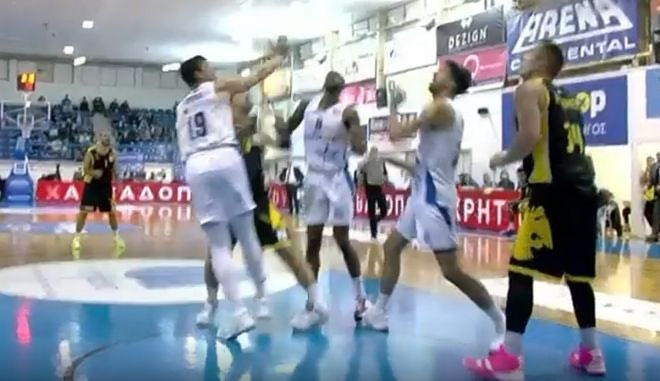 Ο τραυματισμός του Γέλοβατς στο 8′ του Ιωνικός – ΑΕΚ