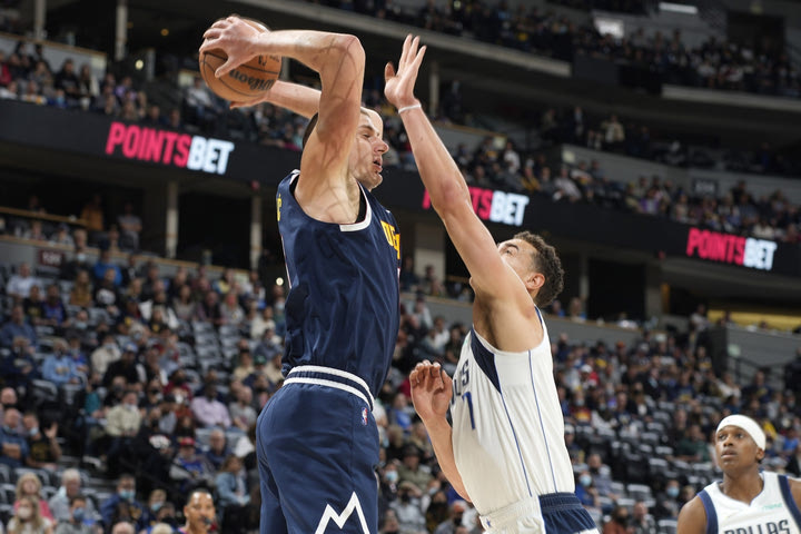 Νάγκετς – Μάβερικς 106-75: Το Ντένβερ του Γιόκιτς σκόρπισε το Ντάλας του Ντόντσιτς