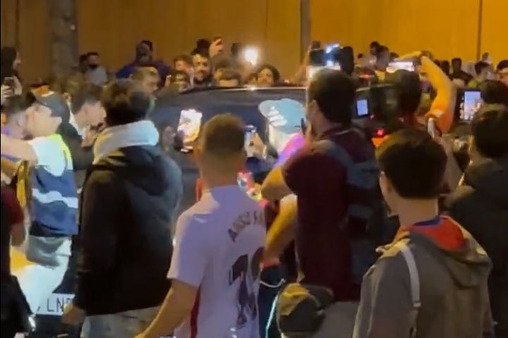 Μπαρτσελόνα: Οπαδοί των μπλαουγκράνα προπηλάκισαν τον Κούμαν κατά την έξοδό του από το Καμπ Νόου