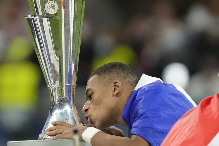 Το φιλί του Εμπαπέ στο τρόπαιο του Nations League μετά τον θρίαμβο της Γαλλίας