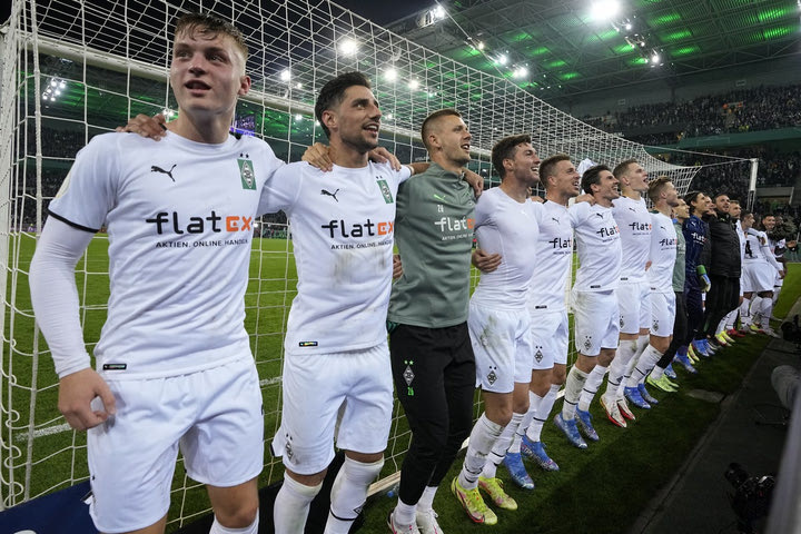 Γκλάντμπαχ – Μπάγερν: Οι παίκτες των γηπεδούχων πανηγύρισαν με τον κόσμο την πεντάρα επί των Βαυαρών