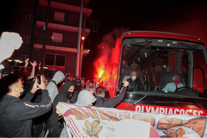 Ολυμπιακός: Θερμή υποδοχή των φίλων των ερυθρολεύκων στο Αγρίνιο
