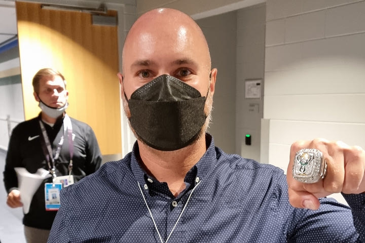 Ο Γιάννης Αντετοκούνμπο το έκανε ξανά: Μετά το τρόπαιο έδωσε στον Χάρη Σταύρου και το δαχτυλίδι του πρωταθλητή