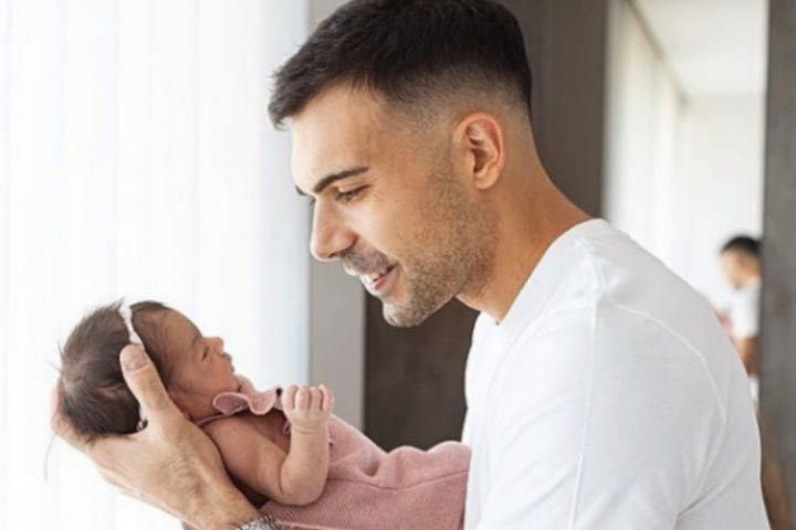 Η τρυφερή ανάρτηση του Κώστα Σλούκα με την νεογέννητη κόρη του: “Η πριγκίπισσά μου”