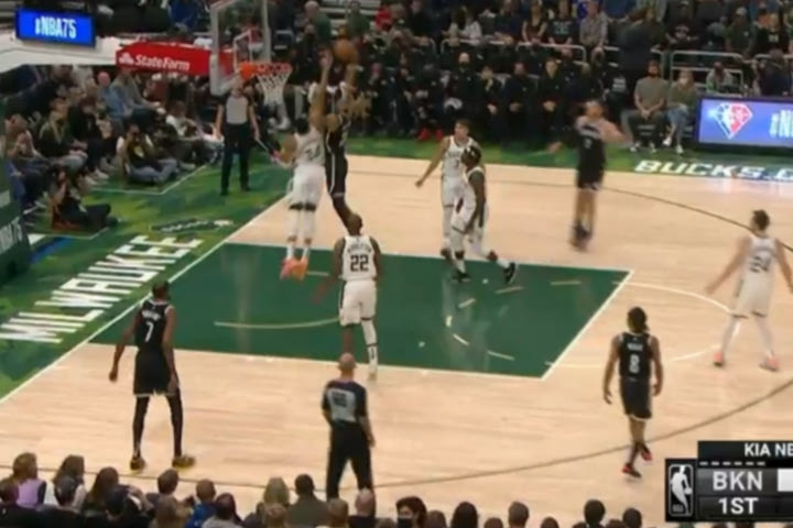 Γιάννης Αντετοκούνμπο: Έκρυψε τον ήλιο στον Νικ Κλάξτον με εντυπωσιακή τάπα