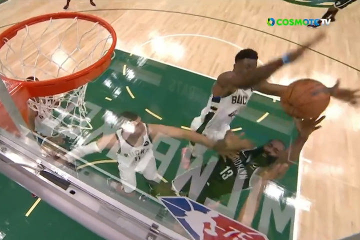 Θανάσης Αντετοκούνμπο: Κατέβασε τον διακόπτη, κόβοντας στα ίσα τον Χάρντεν