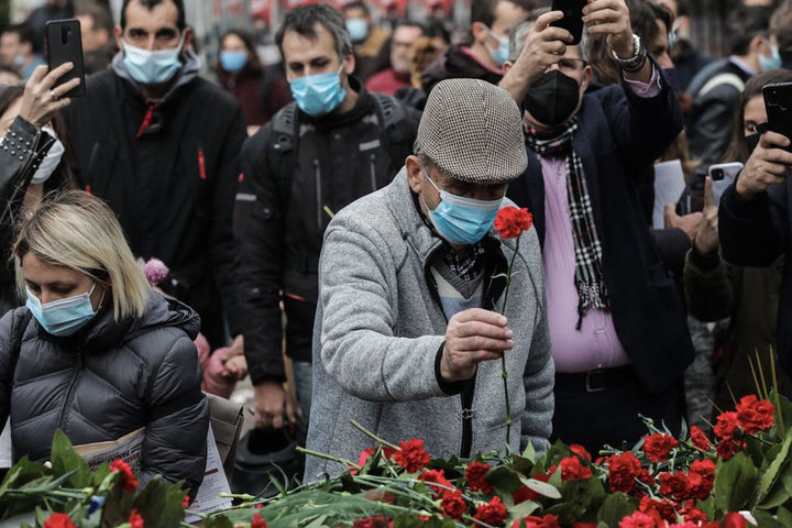 Κάποιοι μαθαίνουν και κάποιοι θυμούνται-Παιδιά με ζωγραφιές έως ηλικιωμένοι με ένα κόκκινο γαρίφαλο, όλοι σήμερα συρρέουν στο Πολυτεχνείο (ΦΩΤΟ)