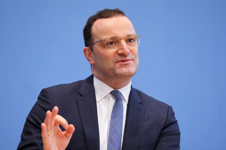 «Ρολς Ρόις το εμβόλιο της Moderna – Μερσεντές το Pfizer»: Γιατί ο Υπ. Υγείας της Γερμανίας παρομοίασε τα εμβόλια με αυτοκινητοβιομηχανίες