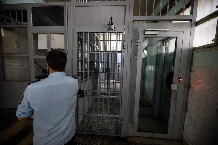 Κρατούμενος απέδρασε από τις Φυλακές Κορίνθου σαν… κύριος. Βγήκε από την πόρτα και έφυγε με αυτοκίνητο.