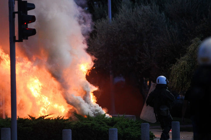 Επεισόδια από 250 οπαδούς στο Μοναστηράκι – Επιτέθηκαν με φωτοβολίδες σε αστυνομικούς