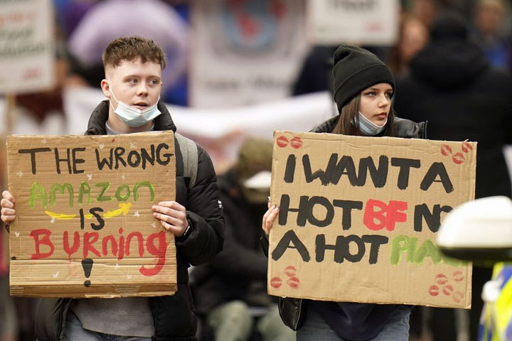 COP26: Τα πιο έξυπνα μηνύματα σε πλακάτ από την διαμαρτυρία για το κλίμα