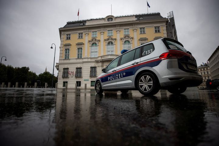 Η πρώτη χώρα της Ευρώπης που ετοιμάζεται να βάλει σε lockdown τους ανεμβολίαστους – Εχει ποσοστά εμβολιασμού όμοια με της Ελλάδας