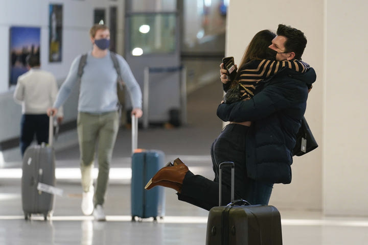Ζευγάρια φιληθηκαν ξανά μετά από 20 μήνες, γονείς είδαν πρώτη φορά τα παιδιά τους: Εικόνες ευτυχίας από τα αεροδρόμια των ΗΠΑ μετά το άνοιγμα των συνόρων