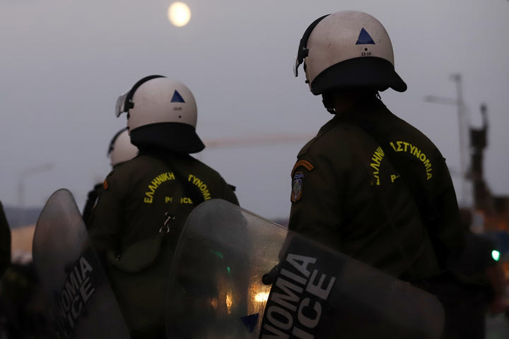 ΑΕΚ – Παναθηναϊκός: Συνελήφθη αστυνομικός στα Λιόσια για χειρονομίες προς τους οπαδούς