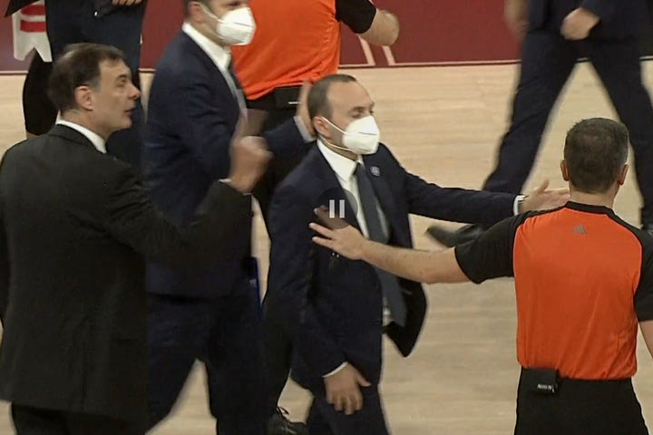 Ολυμπιακός: Ο Μπαρτζώκας γκρίνιαξε στους διαιτητές μετά το τέλος του αγώνα με την Αναντολού Εφές