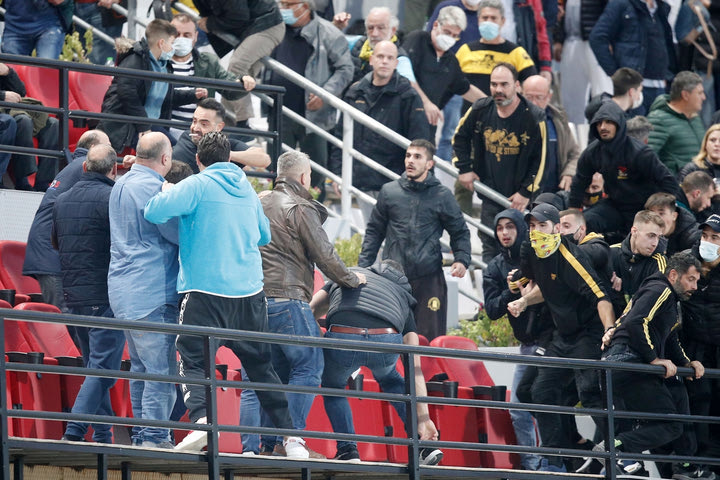 Βόλος – Άρης: Καρέ καρέ η στιγμή που ο Αχιλλέας Μπέος ήρθε αντιμέτωπος με οπαδούς του Άρη
