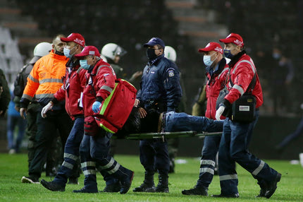 ΠΑΟΚ – Άρης: Τραυματίστηκε οπαδός και αποχώρησε με φορείο στις συμπλοκές με τους αστυνομικούς