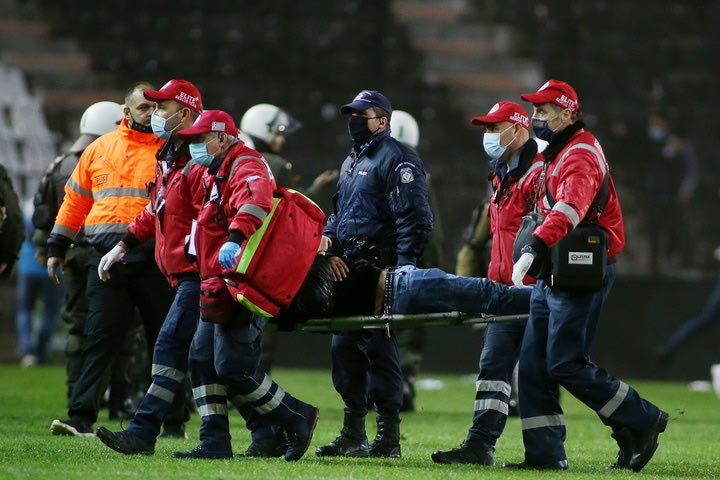 ΠΑΟΚ – Άρης: Τραυματίστηκε οπαδός και αποχώρησε με φορείο στις συμπλοκές με τους αστυνομικούς