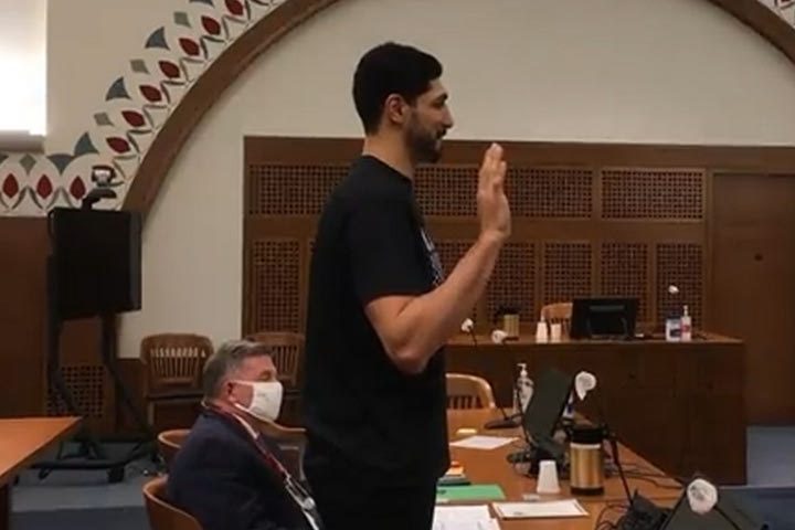Ο Ένες Καντέρ Φρίντομ έγινε επίσημα Αμερικανός πολίτης
