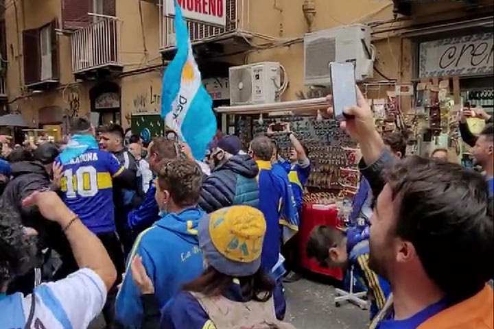 Οι οπαδοί της Μπόκα στη Νάπολη για τον ένα χρόνο από τον θάνατο του Μαραντόνα