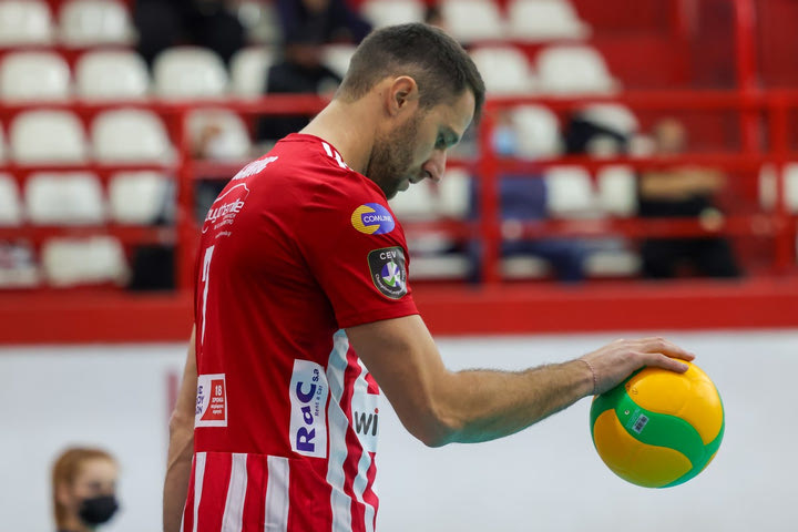 Χεμπάρ – Ολυμπιακός 3-1: Πληγώθηκε από τον Αλεξίεφ, δύσκολο το έργο στο δεύτερο ματς