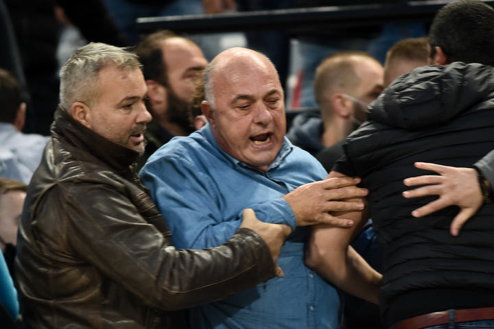 Μπέος: “Να διακοπεί το παιχνίδι τώρα, δεν θέλουμε αλήτες στο γήπεδο”