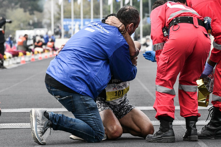 Η τρομερή στιγμή του Μαραθωνίου: Η αγκαλιά από τον Πολιά στον Γκελαούζο αμέσως μετά τον τερματισμό και το ρεκόρ