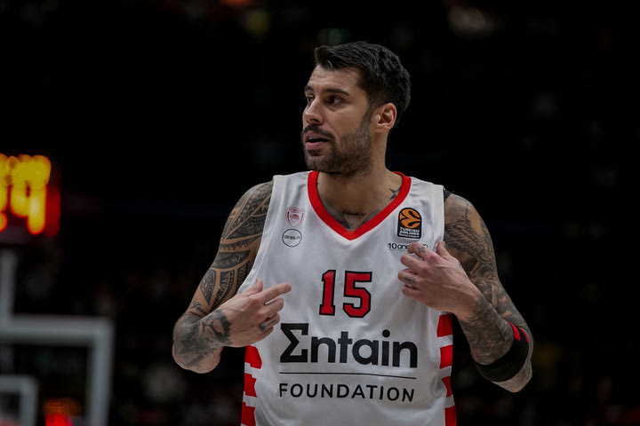 Λάρισα – Ολυμπιακός: Το εντυπωσιακό buzzer-beater του Πρίντεζη με πεταχτάρι στη λήξη του πρώτου δεκαλέπτου