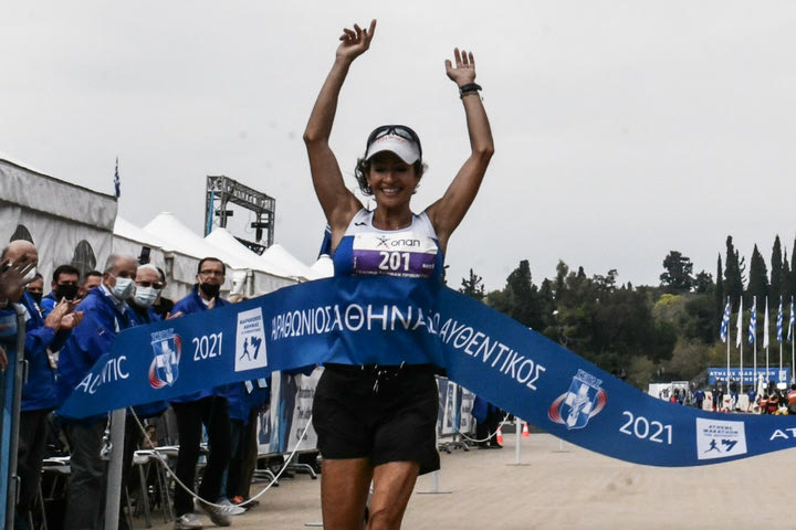 Η απονομή των μεταλλίων στις γυναίκες για τον Μαραθώνιο της Αθήνας