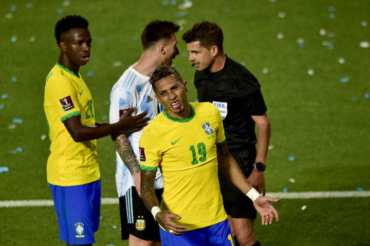 Αργεντινή – Βραζιλία: Η CONMEBOL τιμώρησε τους διαιτητές για την αγκωνιά του Οταμέντι στον Ραφίνια