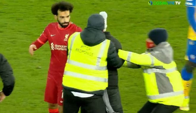 Οπαδός προσπάθησε να βγάλει σέλφι με τον Σαλάχ
