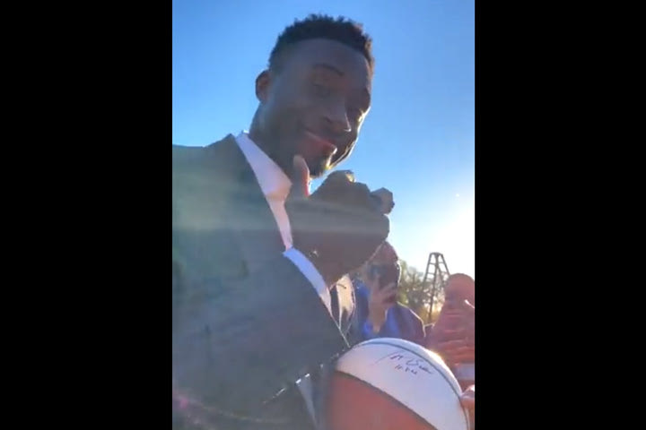 Ο Θανάσης Αντετοκούνμπο πόζαρε με την μπάλα μπάσκετ που υπέγραψε ο Μπάιντεν