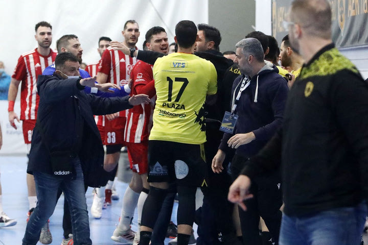 ΑΕΚ – Ολυμπιακός: Η φάση για την οποία διαμαρτυρήθηκε η Ένωση και η ένταση στο φινάλε
