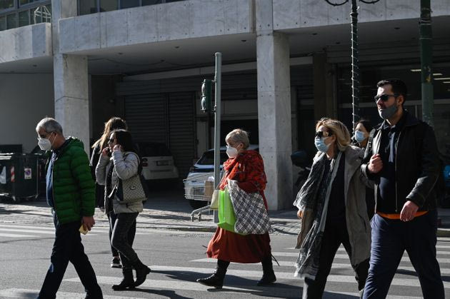 Οι μάσκες δεν αρκούν για να αναχαιτίσουν την Όμικρον – Τα νέα μέτρα που έρχονται