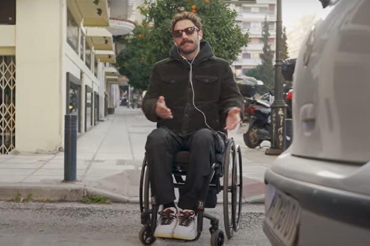 Ευαισθητοποιεί το video της Ελληνικής Αστυνομίας με τον Αντώνη Τσαπατάκη για τα Άτομα με Αναπηρία