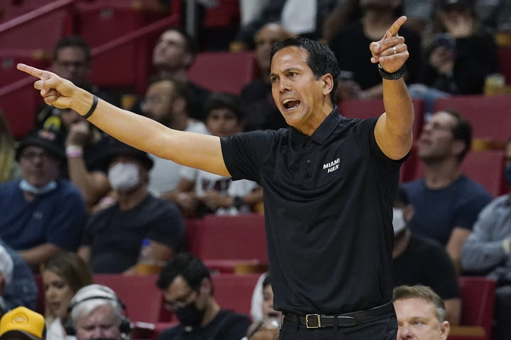 NBA: Αναβλήθηκε το Σπερς – Χιτ, τζάμπα έτρεχε ο Άρικ Χόλμαν στο Σαν Αντόνιο