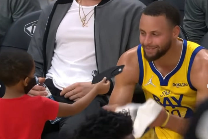 NBA: Ο μικρός γιος του Γκριν έδωσε στον Κάρι να φορέσει τη μάσκα