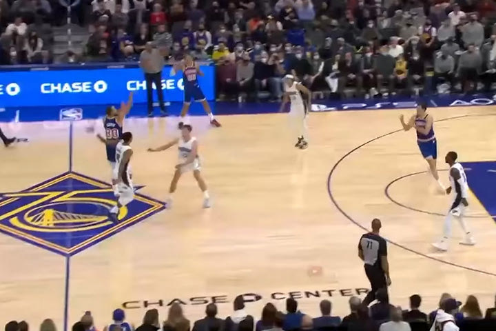 Ο Στεφ Κάρι το ξανάκανε, ευστόχησε σε buzzer-beater από το κέντρο