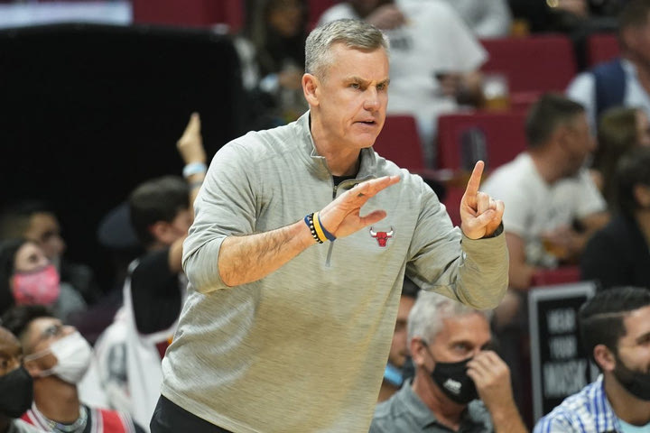 NBA: Στο πρωτόκολλο κορονοϊού ο τεχνικός των Μπουλς, Μπίλι Ντόνοβαν