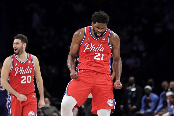 NBA: Ο Τζοέλ Εμπίντ γράφει ιστορικές επιδόσεις προς το βραβείο του MVP