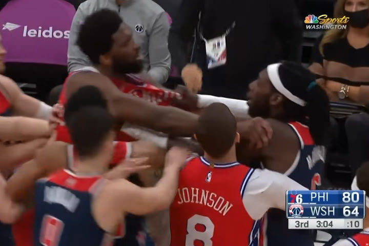 NBA: Ήρθαν στα χέρια Εμπίντ και Χάρελ, παραλίγο γενικευμένη σύρραξη