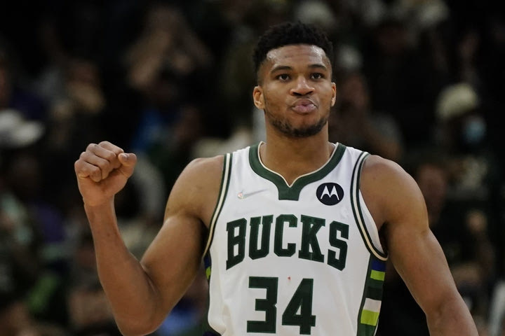 NBA, Γιάννης Αντετοκούνμπο: Το triple-double κόντρα στους Γουίζαρντς, με το οποίο ξεπέρασε τον Μάικλ Τζόρνταν