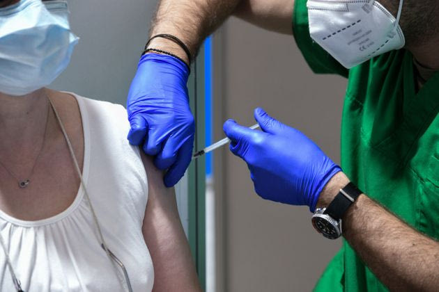 Γραφήματα: Ποιοι κάνουν την αναμνηστική δόση, πότε και με ποιο εμβόλιο